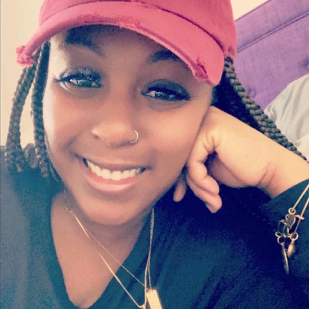 Meet your Posher, Alicia